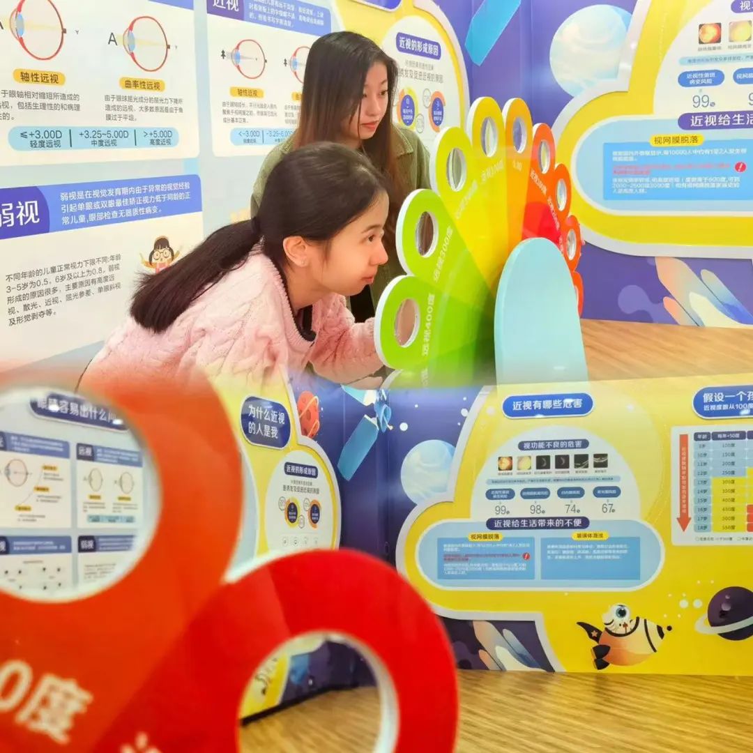 　　儿童青少年是祖国的未来和民族的希望，中国儿童青少年近视率居高不下且不断攀升，近视低龄化、重度化日益严重，已发展成为一个关系国家和民族未来的大问题。  　　2020年，全国儿童青少年总体近视率达52.7%;世界卫生组织报告显示，我国青少年近视率高居世界第一;《中国儿童青少年近视防控大数据白皮书》更是表明，6岁儿童中45%已失去远视储备......这些数据都向我们敲响着警钟——近视防控之弦一刻都不能松。  　　近视防控，科普先行。为了推动和提升我市近视防控的步伐，揭阳希玛林顺潮眼科医院面向广大市民，成立青少年近视防控科普基地。  　　揭阳希玛将历史、生活、艺术、科学等要素渗透到展馆的每个角落，为市民，尤其是青少年儿童，普及眼科基础知识，提供专业的近视防控行为指导，帮助家长对孩子的近视问题做到早预防、早发现、早干预，欢迎大家到馆参观、互动!  　　近视防控，科普先行  　　小小的眼球是由什么构成的呢?我们的眼睛又是如何发育的?你知道我们为什么会近视吗?    　　近视的危害有哪些?近视了一定要戴眼睛吗?除了近视，眼睛还容易出现哪些问题?来，到科普基地，我们一起寻找答案。  　　早发现、早干预、早治疗  　　为什么要给小朋友建立视力档案?验光具体有什么流程?验光单上的数字代表什么?验光师来告诉你。    　　3岁之前是宝宝视觉发育的关键期，而12岁前又是视觉发育的敏感期。因此，建立视力档案应选择0~12岁之间，而且越早建立越有助于宝宝视觉发育，借助宝宝的视觉发育监测系统，便于早发现，早干预，早治疗。  　　沉浸式感受视觉成像缺失的危害  　　利用“太阳花转盘”等装置，通过近视、远视、散光、白内障、青光眼、黄斑病变等视觉成像效果，切实体验各年龄层可能出现的眼健康问题，沉浸式感受眼睛疾病所带来的视觉成像缺失的危害，让小朋友更好地养成爱眼护眼习惯。    　　后续将带大家近距离观赏光影艺术，探索视觉错觉中的奥秘，揭秘生活中那些“欺骗”眼睛的画面，一起体验奇妙的视觉艺术盛宴。  　　纠正护眼误区，打开正确护眼模式  　　你知道爱护眼睛、保护眼睛为什么这么重要吗?你想了解科学的爱眼护眼知识吗?在希小玛护眼乐园中，通过问答互动装置，视光师、医生将与参观人员进行互动，传递护眼知识，纠正护眼误区，开启正确护眼模式。    　　青少年近视防控科普基地  　　揭阳希玛青少年近视防控科普基地，致力于打造服务近视防控、提升全市眼健康水平的重要科普教育平台，多维度、多渠道围绕全年龄段人群开展眼健康科普宣传，增强我市群众护眼意识。  　　未来，我们将不断推动形成联合协作、共同发展的眼健康科普格局，联合社会各界共同助力近视防控眼健康科普工作，共同推动揭阳市，乃至粤东地区近视防控科普进程，为儿童青少年眼健康贡献更大的力量，守护孩子光明未来，让更多美好看得见！
